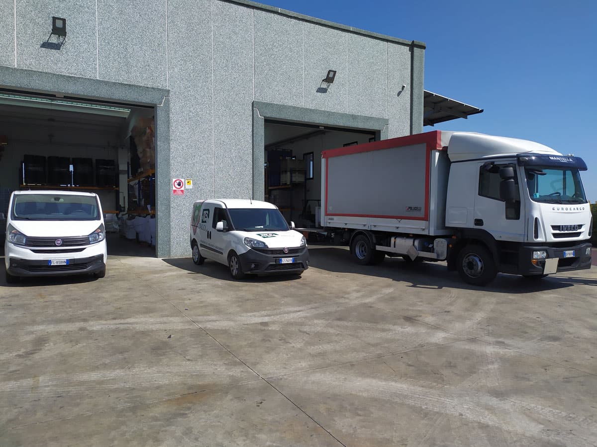 Furgoni e autocarro D&D presso la sede di Davoli (CZ)